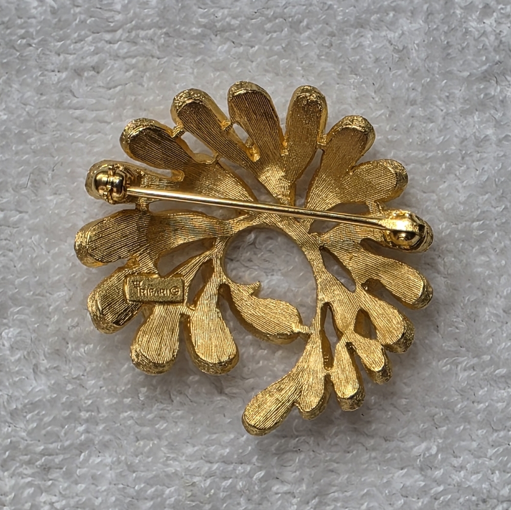 Vintage Trifari Gold Leaf Brooch - Picture 2 of 5